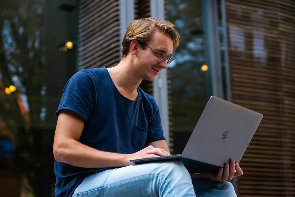 La Evolución de las Laptops: Del Tamaño de un Libro a la Potencia de una Estación de Trabajo