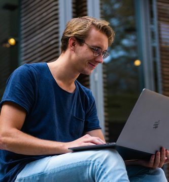 La Evolución de las Laptops: Del Tamaño de un Libro a la Potencia de una Estación de Trabajo